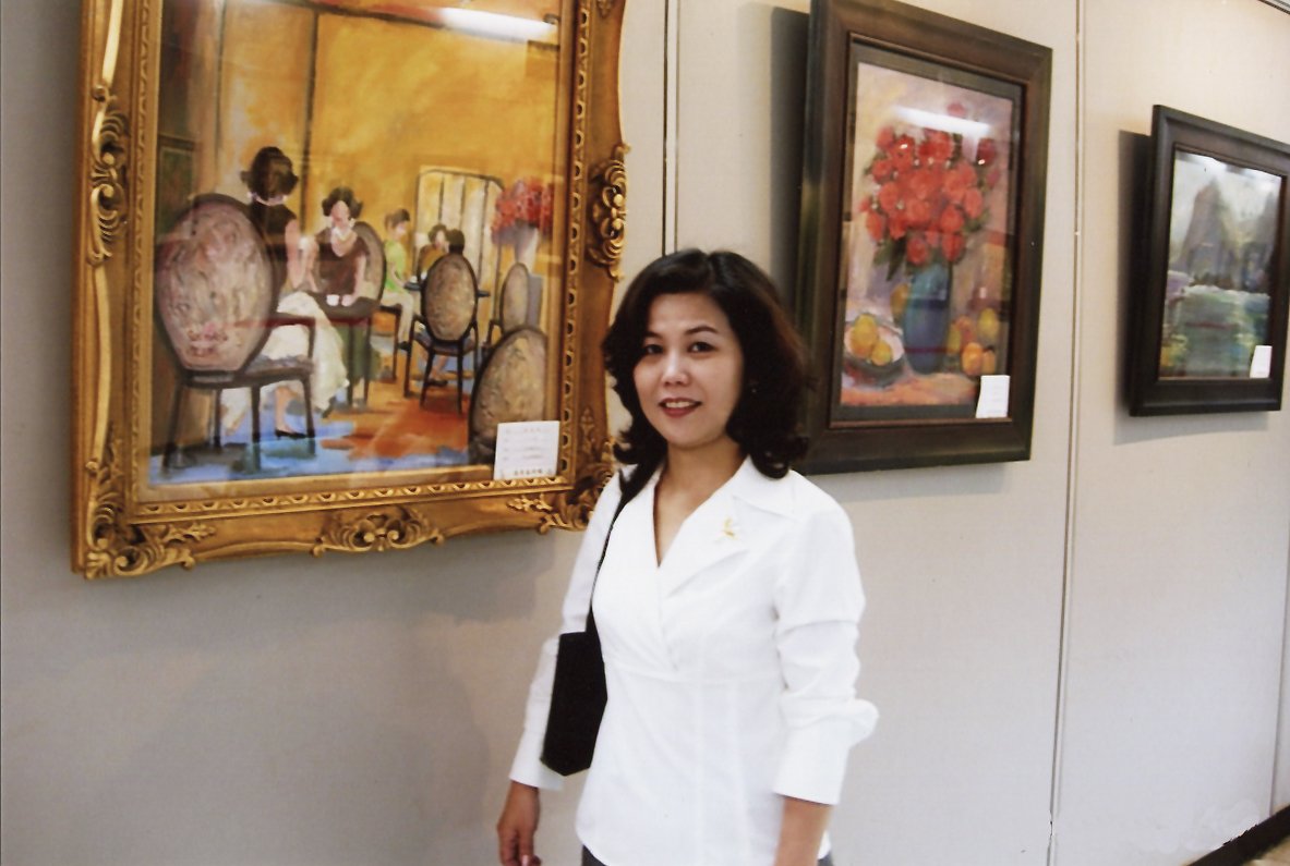 黃秋燕在畫作前留影 2006.3.4